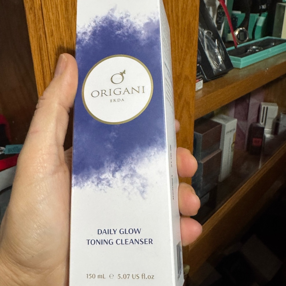 Daily Glow Toning Cleanser - White and Blue